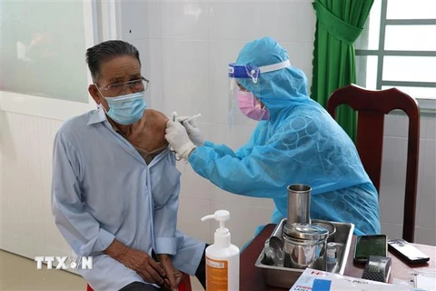Tiêm vaccine ngừa COVID-19 tại Tiền Giang. (Ảnh: Hữu Chí/TTXVN)