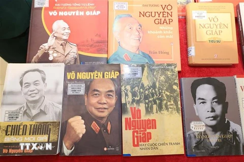 Nhiều loại ấn phẩm, sách báo viết về Đại tướng Võ Nguyễn Giáp được trưng bày triển lãm. (Ảnh: Trọng Đức/TTXVN)