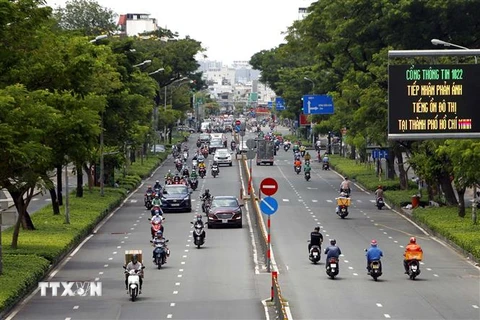 Đông đúc các loại phương tiện giao thông trên đường Nguyễn Văn Cừ (Quận 5). (Ảnh: Thanh Vũ/TTXVN)