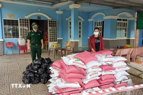Bộ đội Biên phòng tỉnh Sóc Trăng tiếp nhận hàng của các nhà tài trợ. (Ảnh: Trung Hiếu/TTXVN)