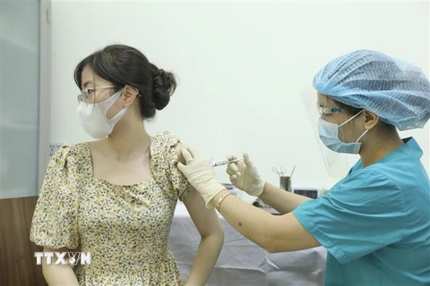 Nhân viên y tế tiêm thử nghiệm vaccine ARCT-154 phòng COVID-19 cho tình nguyện viên. (Ảnh: Minh Quyết/TTXVN)