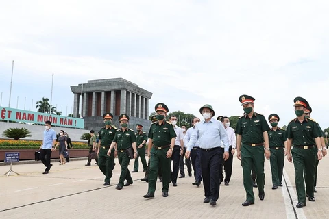 Thủ tướng kiểm tra công tác quản lý, vận hành, bảo đảm kỹ thuật Lăng Chủ tịch Hồ Chí Minh. (Ảnh: Dương Giang/TTXVN)