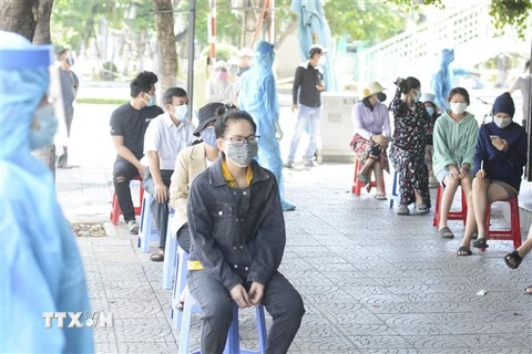 Người dân đến xét nghiệm chấp hành nghiêm Thông điệp 5K của Bộ Y tế tại điểm xét nghiệm trên địa bàn quận Hải Châu. (Ảnh: Văn Dũng/TTXVN)
