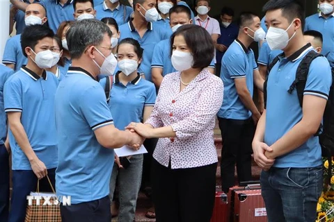 Chủ tịch UBND tỉnh Bắc Ninh Nguyễn Hương Giang động viên lực lượng tham gia hỗ trợ chống dịch. (Ảnh: Thanh Thương/TTXVN)