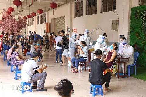Lực lượng y tế lấy mẫu xét nghiệm COVID-19 cho tiểu thương chợ Hà Đông, sáng 24/8. (Ảnh: Hoàng Hiếu/TTXVN)