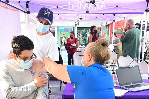 Tiêm vaccine ngừa COVID-19 cho người dân tại Los Angeles, bang California, Mỹ ngày 17/8. (Ảnh: AFP/TTXVN)