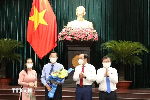 Ông Phan Văn Mãi nhận hoa chúc mừng của các lãnh đạo Thành phố Hồ Chí Minh. (Ảnh: TTXVN phát)