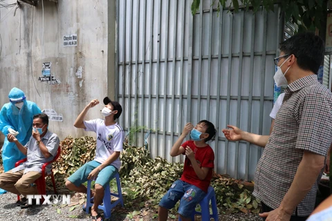Phó Thủ tướng Vũ Đức Đam thị sát khu vực lấy mẫu xét nghiệm người dân sống tại phường An Phú, thành phố Thuận An, tỉnh Bình Dương. (Ảnh: TTXVN)
