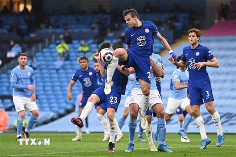 Hậu vệ Chelsea Cesar Azpilicueta (giữa) trong pha cản phá bóng của các cầu thủ Manchester City trong trận đấu giải Ngoại hạng Anh ở Manchester, Tây Bắc Anh ngày 8/5/2021. (Ảnh: AFP/TTXVN)