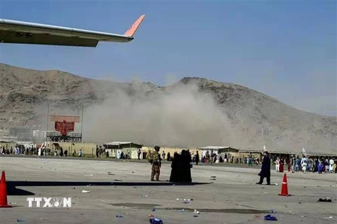 Khói bốc lên gần hiện trường vụ nổ ở sân bay Kabul, nơi đang diễn ra hoạt động sơ tán gấp rút công dân các nước khỏi Afghanistan, ngày 26/8/2021. (Ảnh: THX/TTXVN)