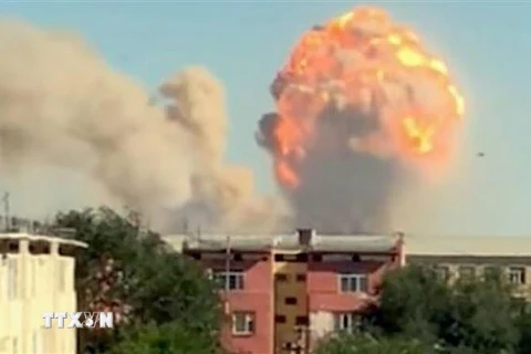 Khói lửa bốc lên tại hiện trường vụ nổ kho đạn ở Bayzakov, tỉnh Jambyl, Kazakhstan ngày 25/8/2021. (Ảnh: AFP/TTXVN)