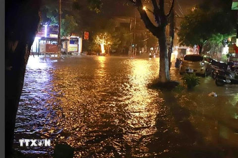 Trận mưa rào lớn đã khiến lòng đường và vỉa hè đường Tôn Đức Thắng, thành phố Vĩnh Yên ngập sâu trong nước. (Ảnh minh họa: Hoàng Hùng/TTXVN)