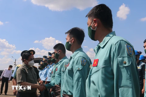 Thủ tướng Phạm Minh Chính kiểm tra công tác sẵn sàng chiến đấu và động viên các lực lượng tại sân bay Biên Hòa. 