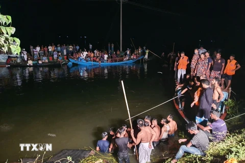 Nhân viên cứu hộ tìm kiếm nạn nhân mất tích sau vụ tai nạn tàu thủy ở Brahmanbaria, Bangladesh, ngày 27/8/2021. (Ảnh: AFP/TTXVN)
