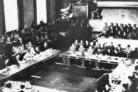 Chiến thắng lịch sử Điện Biên Phủ “lừng lẫy năm châu, chấn động địa cầu” buộc Chính phủ Pháp phải ký kết Hiệp định Geneva chấm dứt sự thống trị của thực dân Pháp ở nước ta (20/7/1954). (Ảnh: Tư liệu TTXVN)