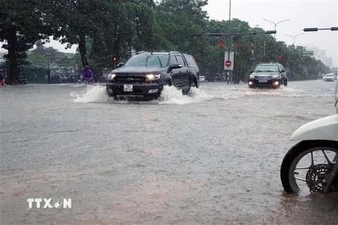 Ngập úng xảy ra tại nhiều tuyến đường của thành phố Hải Phòng trong trận mưa lớn ngày 26/8. (Ảnh: Hoàng Ngọc/TTXVN)