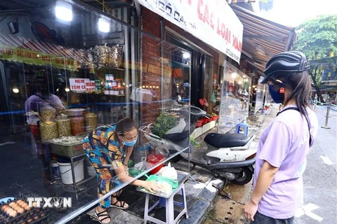 Chợ Hàng Bè, Hà Nội đảm bảo vừa kinh doanh vừa phòng chống COVID-19. (Ảnh: Hoàng Hiếu/TTXVN)