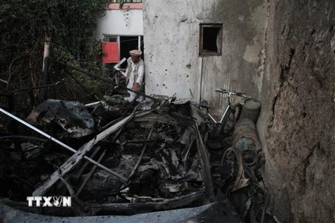 Cảnh đổ nát tại khu dân cư gần sân bay Kabul, sau vụ nổ được cho là do rocket phóng xuống thủ đô của Afghanistan, ngày 29/8. (Ảnh: THX/TTXVN)