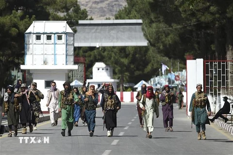Lực lượng Taliban tuần tra bên ngoài cổng chính của sân bay Kabul ngày 28/8/2021. (Ảnh: AFP/ TTXVN)
