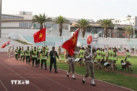 Đội tuyển Việt Nam diễu hành tại lễ Bế mạc. (Ảnh: Tấn Đạt/TTXVN)