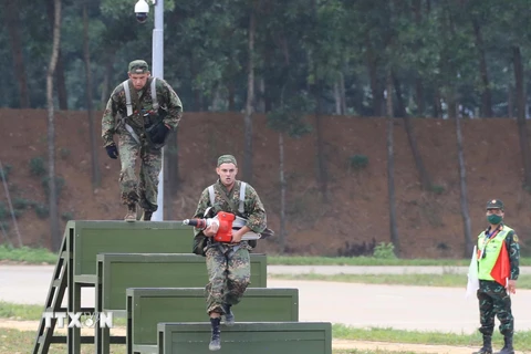 Tình huống vượt chướng ngại vật của Đội tuyển quân sự Belarus trong môn thi vùng tai nạn. (Ảnh: Trọng Đức/TTXVN)