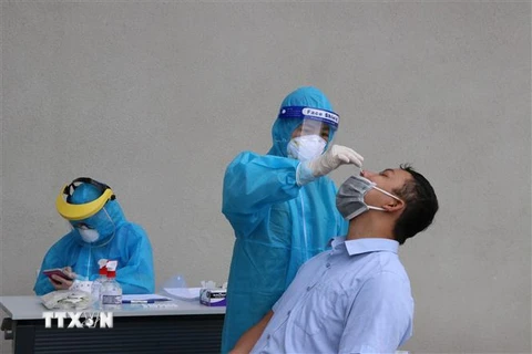 Lực lượng y tế làm test nhanh xét nghiệm COVID-19 cho người dân tại thành phố Thủ Dầu Một, tỉnh Bình Dương. (Ảnh: Chí Tưởng/TTXVN)