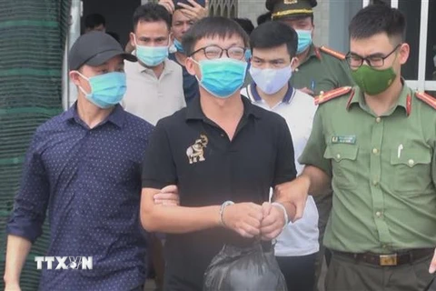 Đối tượng Bùi Văn Thuận bị lực lượng chức năng bắt giữ. (Ảnh: TTXVN)