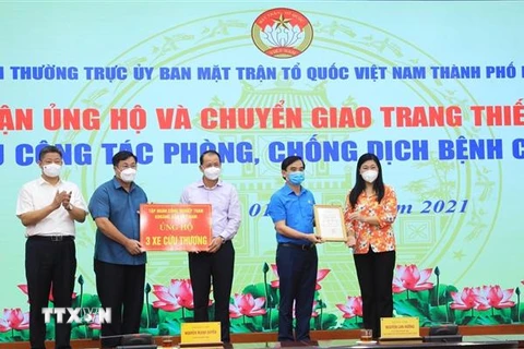 Các cơ quan, đơn vị, doanh nghiệp ủng hộ trang thiết bị y tế phục vụ công tác phòng, chống dịch bệnh COVID-19. (Ảnh: TTXVN phát)