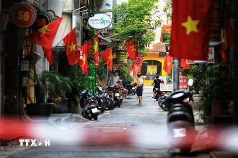 Treo cờ Tổ quốc chào mừng 76 năm Quốc khánh 2/9 tại Hà Nội. (Ảnh: Thành Đạt/TTXVN)