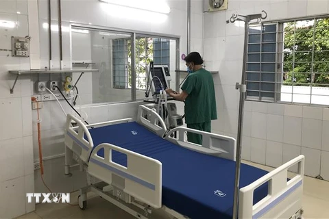 Lực lượng y tế kiểm tra lại trang thiết bị trước khi Trung tâm Hồi sức tích cực người bệnh COVID-19 tại TP.HCM đi vào hoạt động. (Ảnh: Lê Thúy Hằng/TTXVN)