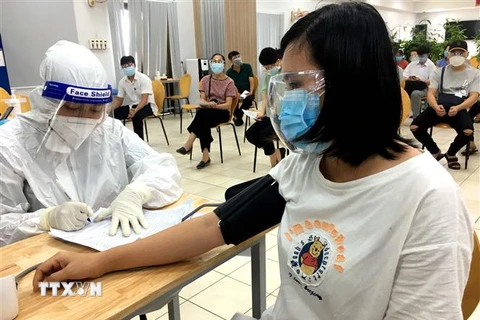 Thực hiện mũi tiêm vaccine phòng COVID-19 thứ hai tại TP.HCM. (Ảnh: Thanh Vũ/TTXVN)
