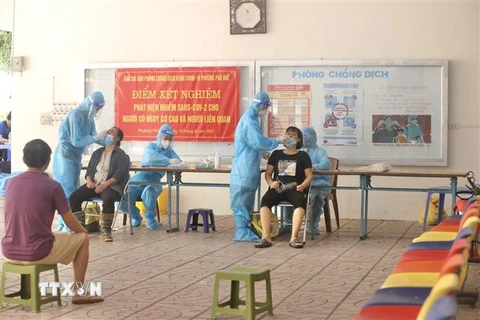 Nhân viên y tế lấy mẫu xét nghiệm COVID-19 cho cư dân phường Phố Huế (quận Hai Bà Trưng) ngày 1/9. (Ảnh: Minh Quyết/TTXVN)