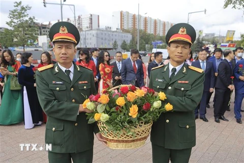 Lễ dâng hoa tại tượng đài Chủ tịch Hồ Chí Minh. (Ảnh: Trần Hiếu/TTXVN)
