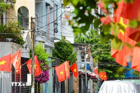 Người dân Đà Nẵng treo cờ kỷ niệm ngày Quốc Khánh. (Ảnh: Văn Dũng/TTXVN)