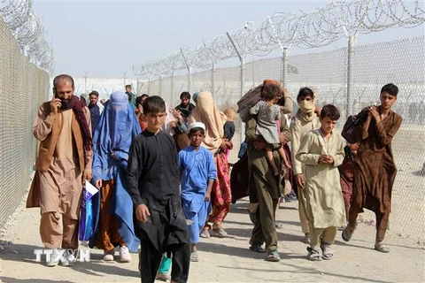 Người Afghanistan tại khu vực cửa khẩu Chaman, biên giới Pakistan-Afghanistan ngày 25/8/2021. (Ảnh: AFP/TTXVN)