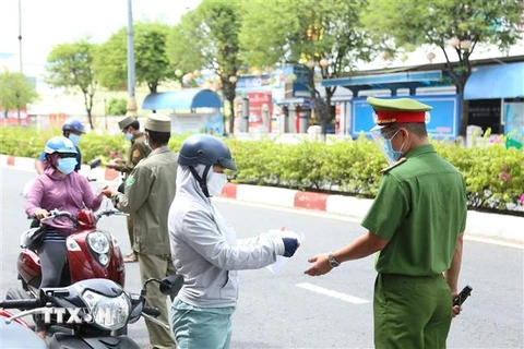 Lực lượng chức năng kiểm tra giấy đi đường của người dân ở Thành phố Mỹ Tho, TIền Giang trong thời gian cách xã hội. (Ảnh: Hữu Chí/TTXVN)