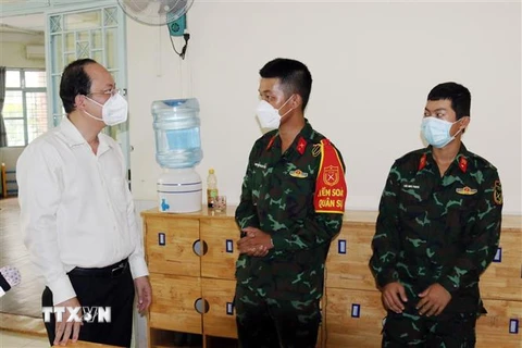 Phó Bí thư Thành ủy Thành phố Hồ Chí Minh Nguyễn Hồ Hải thăm hỏi động viên cán bộ chiến sỹ đang làm nhiệm vụ chăm sóc hài cốt người tử vong do COVID-19 đặt tại Ban Chỉ huy Quân sự Quận 5. (Ảnh: Xuân Khu/TTXVN)