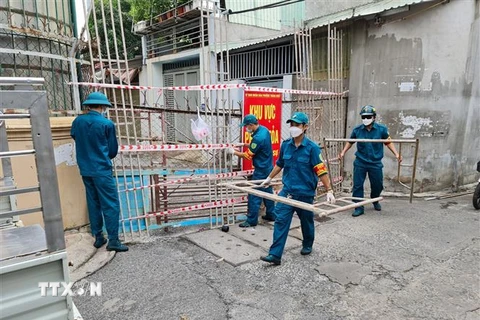 Một địa điểm phong tỏa tại phường Thắng Nhất, thành phố Vũng Tàu nơi vừa xuất hiện ổ dịch lây nhiễm SARS-CoV-2 mới tại đây. (Ảnh: Hoàng Nhị/TTXVN)