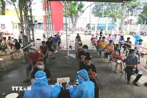 Người dân phường Phú Lợi, thành phố Thủ Dầu Một, tỉnh Bình Dương đợt đến lượt tiêm vaccine Vero Cell của Sinopharm, ngày 5/9. (Ảnh: TTXVN)