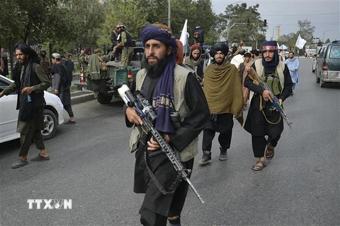 Các thành viên Taliban tuần tra trên một tuyến phố ở thủ đô Kabul, Afghanistan ngày 31/8/2021. (Ảnh: AFP/TTXVN)