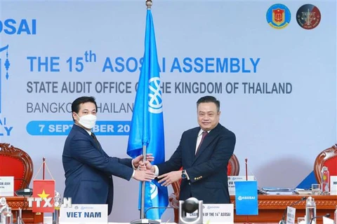 Ông Trần Sỹ Thanh, Tổng Kiểm toán Nhà nước Việt Nam trao cờ chuyển giao Chủ tịch ASOSAI cho Tổng Kiểm toán Nhà nước Thái Lan. (Ảnh: Phương Hoa/TTXVN)