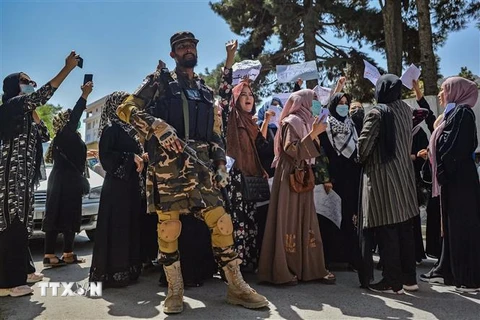 Lực lượng Taliban gác tại Kabul khi hàng chục người tham gia biểu tình phản đối sự can dự của Pakistan vào các vấn đề của Afghanistan, ngày 7/9/2021. (Ảnh: AFP/ TTXVN)