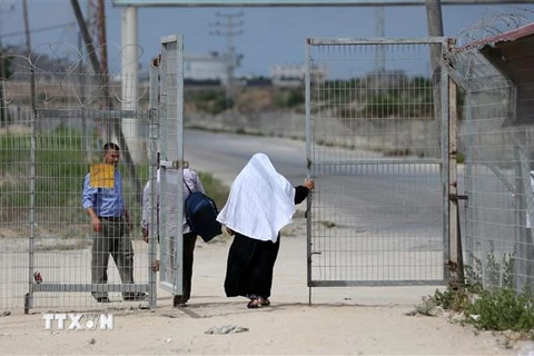 Người dân Palestine đi qua cửa khẩu Erez ở gần Beit Hanun, Dải Gaza, ngày 27/8/2018. (Ảnh: AFP/ TTXVN)