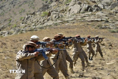 Các tay súng Mặt trận Kháng chiến quốc gia Afghanistan (NRF) tham gia buổi huấn luyện tại huyện Dara, tỉnh Panjshir, Afghanistan, ngày 2/9. (Ảnh: AFP/TTXVN)
