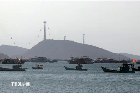 Cáp treo vượt biển dài nhất thế giới An Thới - Hòn Thơm phục vụ khách du lịch. (Ảnh: Lê Huy Hải/TTXVN)