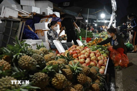 Người dân đến mua sắm tại chợ đầu mối Nam Hà Nội, quận Hoàng Mai luôn giữ khoảng cách an toàn giữa người bán, người mua. (Ảnh: Vũ Sinh/TTXVN)