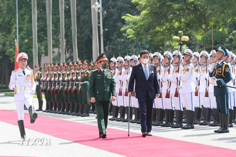 Đại tướng, Bộ trưởng Quốc phòng Phan Văn Giang và Bộ trưởng Quốc phòng Nhật Bản Kishi Nobuo duyệt đội Danh dự QĐND Việt Nam tại lễ đón. (Ảnh: Trọng Đức/TTXVN)