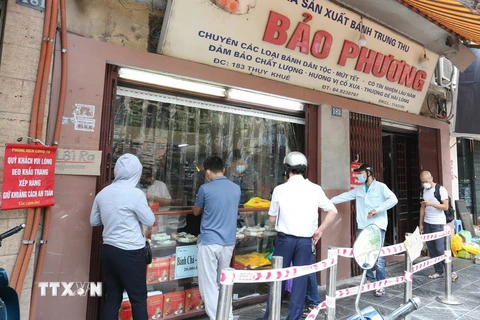 Hà Nội: Nhà cung cấp giảm sản lượng, bánh Trung Thu vẫn vắng khách