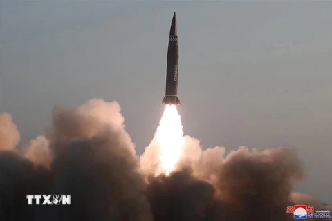 Một tên lửa đạn đạo chiến thuật kiểu mới được phóng thử từ thị trấn Hamju, tỉnh Nam Hamgyong của Triều Tiên ngày 25/3/2021. (Ảnh: YONHAP/TTXVN)
