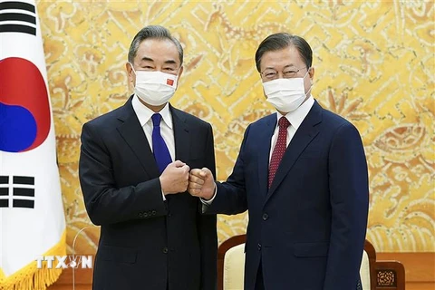 Tổng thống Hàn Quốc Moon Jae-in (phải) trong cuộc gặp Ngoại trưởng Trung Quốc Vương Nghị ở Seoul, ngày 15/9/2021. (Ảnh: AFP/TTXVN)